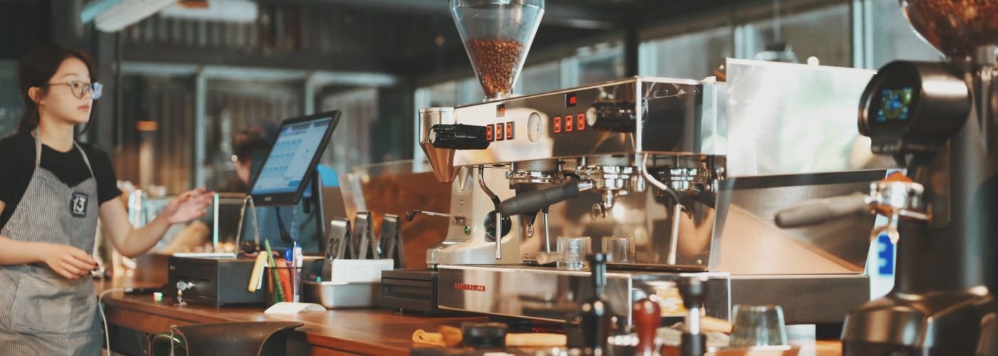 Barista di balik mesin espresso
