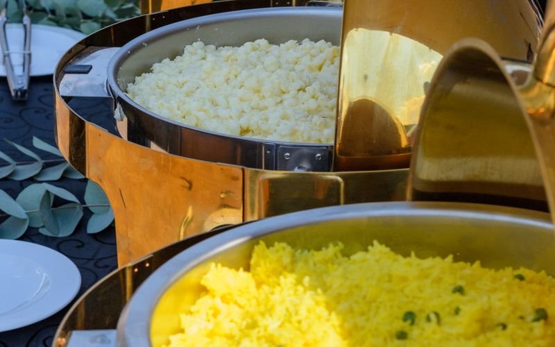 Nasi kuning prasmanan
