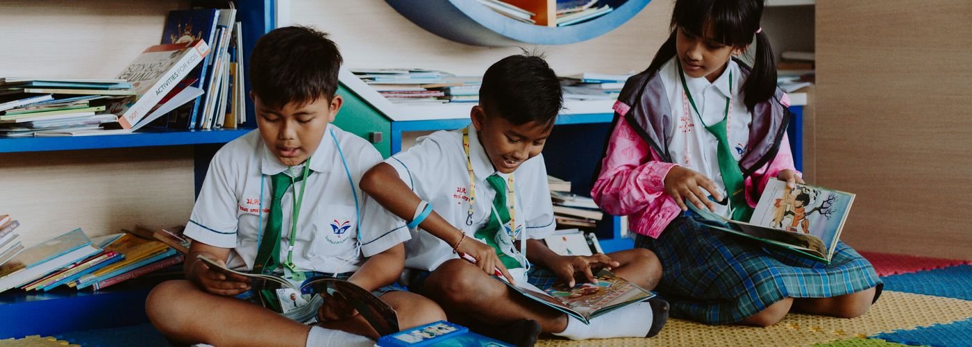 Siswa belajar bersama di perpustakaan
